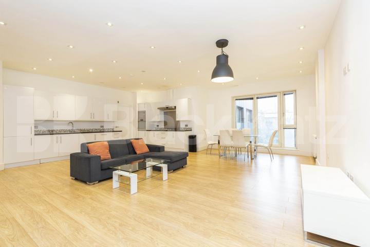 2 bedroom 2 bathroom maisonette in a central location Spelman Street , Brike Lane